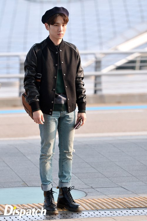 Cách mix nón beret với áo bóng chày, jeans, boot tạo nên tổng thể hoàn hảo, Key (SHINee) sành điệu như một fashionista.