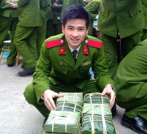 Trần Hoàng Nhật từng gây xôn xao với hình ảnh người chiến sĩ công an ngồi bên xấp bánh chưng xanh. Ngay sau khi bức ảnh này được chia sẻ và lan truyền, Hoàng Nhật đã ngay lập tức gây ấn tượng bởi khuôn mặt ưa nhìn và nụ cười cuốn hút, danh tính của anh chàng cũng được cư dân mạng tích cực “truy lùng”.