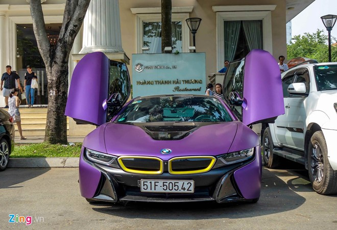 BMW i8 màu xám chì nhưng mới được dán lớp decal màu tím mờ bắt mắt. Lưới tản nhiệt trước dán màu vàng nổi bật.