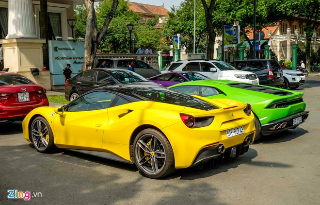 Ngày chủ nhật, đường phố Sài Gòn vắng bóng người, đây là cơ hội hiếm có để những chiếc siêu xe tiền tỷ mạnh trên 600 mã lực có cơ hội ra khỏi nhà. Hai anh em thiếu gia Phan Thành - Phan Hoàng cùng có mặt tại một nhà hàng trên đường Lê Duẩn, quận 1.