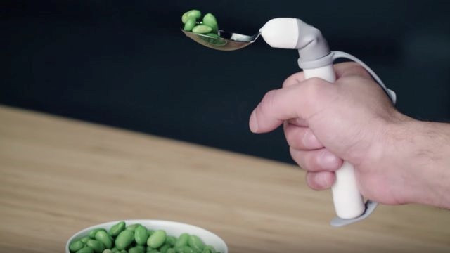 Thiết bị hỗ trợ ăn uống: Thiết bị Liftware với giá 195 USD sẽ giúp những người bị mắc các chứng bệnh khó khăn trong thao tác ăn uống được dễ dàng hơn. Nhờ những cảm biến, hệ thống sẽ tính toán và vận động khắc chế nhược điểm. Công nghệ tiên tiến này có thể được áp dụng cho thìa, dĩa,...hỗ trợ bệnh nhân liệt một phần hệ thần kinh hay chấn thương dây xương sống, hội chứng Parkinson.