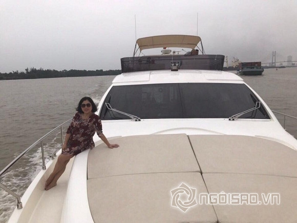 Chị gái Lý Nhã Kỳ ngồi tạo dáng trên du thuyền.