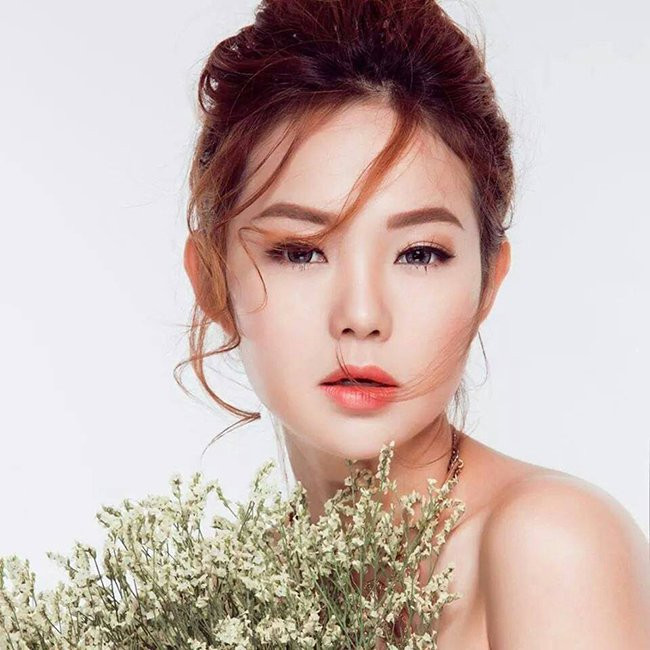 “Bé Heo” Minh Hằng cũng là một trong số những mỹ nhân có tướng phú quý. Bộ phim Con ma nhà họ Vương với sự tham gia của người đẹp đang "gây sốt" trên mặt báo với nhiều ý kiến trái chiều.