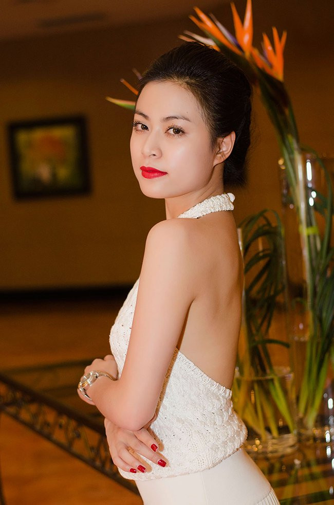 Hoàng Thùy Linh khiến phái mày râu ngẩn ngơ với tấm lưng gợi cảm.