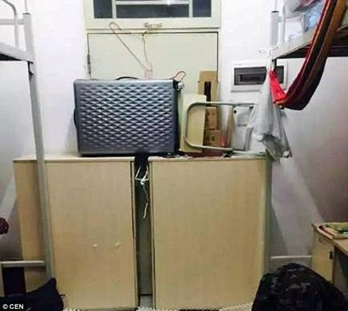 Để đối phó lại nạn trộm cắp diễn ra thường xuyên và liên tục, những sinh viên ở trong ký túc xá của trường đã sáng tạo ra đủ mọi loại bẫy, cách chống trộm khác nhau để có thể ngăn chặn, bắt quả tang kẻ xấu.