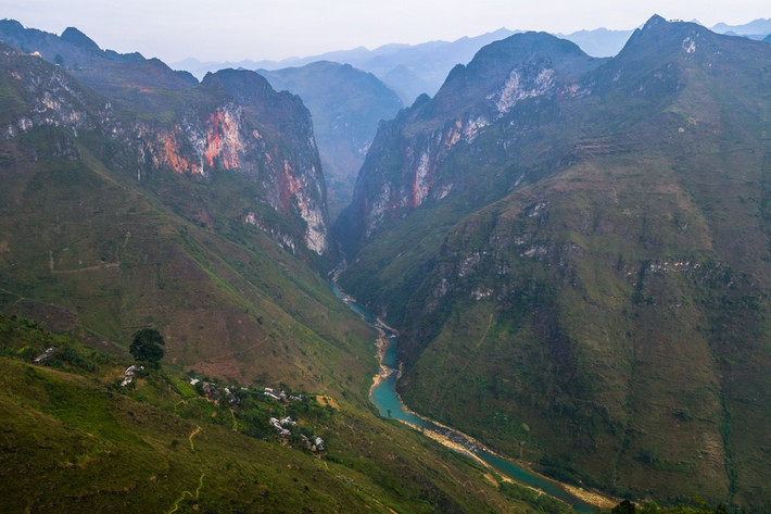 Hẻm núi hùng vĩ với dòng Nho Quế tuyệt đẹp ở Hà Giang.