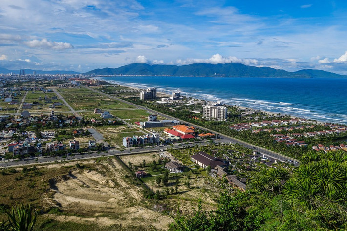 Khung cảnh nhìn từ đỉnh Ngũ Hành Sơn ở Đà Nẵng thật bao la, khoáng đạt.
