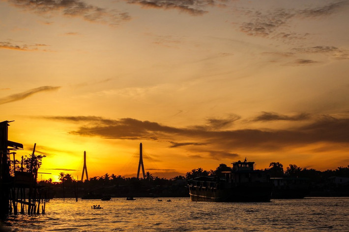 Đừng quên bỏ thời gian chiêm ngưỡng hoàng hôn trên sông.