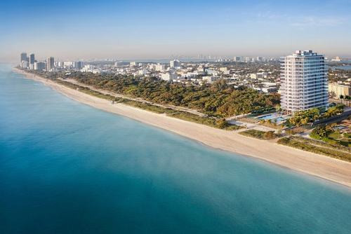 Dự án sẽ đánh dấu tháp dân cư quy mô lớn đầu tiên của kiến trúc sư Renzo Piano tại Mỹ, nơi ông sẽ pha trộn kiểu dáng thẩm mỹ của mình với nghệ thuật và cảnh quan xung quanh để tạo ra một cuộc đối thoại của kiến trúc. Chứa nhiều cơ sở tư nhân sang trọng, tòa nhà sẽ được bao phủ bởi một tính năng nước dẫn đến các hồ bơi và các quán bar được bố trí về phía bãi biển. Các tòa nhà được mô tả nằm ẩn sâu trong những tán cây, trong khi bên trong, sảnh kính bao bọc ở tầng trệt sẽ kết hợp với sự phong phú của cây xanh tươi tốt. Ngoài ra, một thư viện sẽ được trang trí theo những chủ đề thích hợp lần lượt để tạo thành nơi pha trộn nghệ thuật với cây xanh.