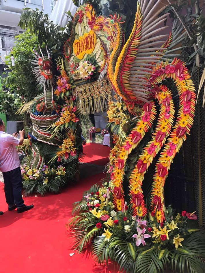 Nhiều người thắc mắc tổng số tiền đại gia Nguyễn Ngọc Lang bỏ ra để mời dàn sao hạng A đến đám cưới con trai? Có người dự đoán con số phải lên hàng tỉ đồng. Là người phụ trách trang điểm cho nhà trai, anh Đỗ Duy khiến nhiều người sốc khi chia sẻ: “Chi phí đám cưới trên 10 tỉ. Âm thanh ánh sáng từ nước ngoài mang về chi phí trên 3 tỉ”.