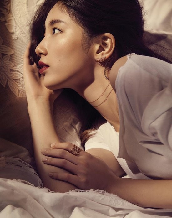 Cũng thời gian này, Suzy có bộ ảnh làm mẫu cho một thương hiệu nữ trang. Cô là gương mặt đại diện quen thuộc cho nhãn hàng này vài năm nay.