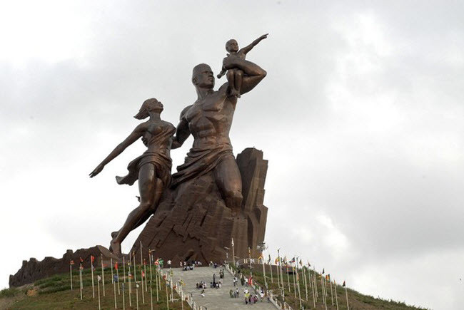 Tượng đài Phục hưng Châu Phi, Senegal: Với chiều cao 49m, tượng đài được xây dựng tại vùng ngoại ô Ouakam với hướng nhìn ra Đại Tây Dương. Chi phí để xây dựng bức tượng này khoảng 27 triệu USD. Hiện tại, đây được coi là bức tượng cao nhất châu Phi.