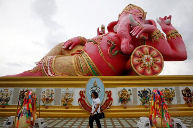 Tượng thần đầu voi Ganesha, Thái Lan: Tượng có màu hồng, cao 16m dài 22m được xây dựng ở tỉnh Chachoengsao. Voi thần Ganesha biểu tượng cho sự thoải mái, hạnh phúc và thịnh vượng.