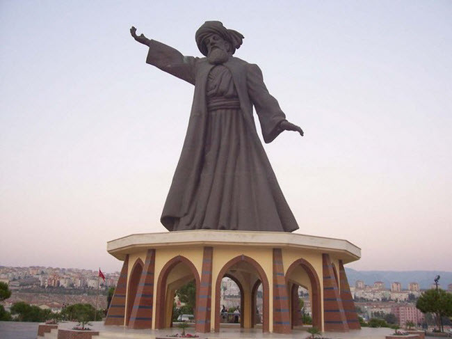 Tượng Mevlana Rumi: Bức tượng của thi hào Hồi giáo nổi tiếng vào thế kỷ thứ 13 được thiết kế và xây dựng bởi nhà điêu khắc Eray Okkan. Công trình có tổng chiều cao 20m.
