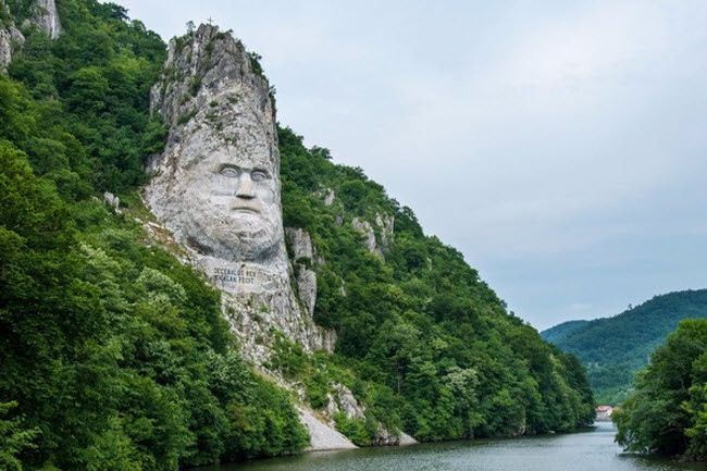 Tượng đầu đá Decebalus, Romania: Bức tượng đá lớn nhất châu Âu có tên Vua Decebalus, vị vua cuối cùng của Dacia tọa lạc bên bờ sông Danube, gần thành phố Orşova của Rumania. Bức tượng có chiều cao 40m.