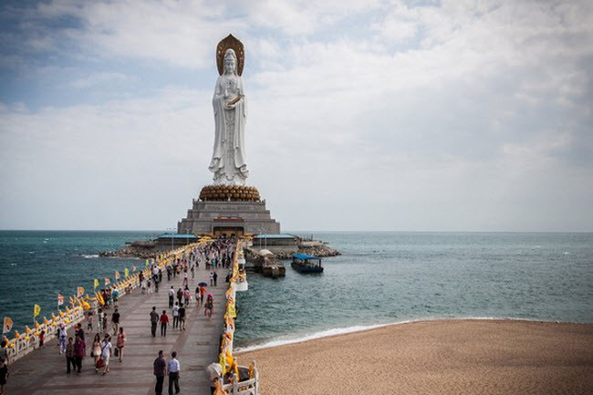 Tượng Phật Quan Âm, Trung Quốc: Đây là bức tượng cao thứ tư thế giới (108m), được xây dựng sát biển tại thành phố Tam Á, tỉnh Hải Nam, Trung Quốc.