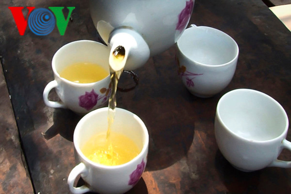 Những chén chè Shan tuyết cổ thụ màu vàng tươi, có vị hơi chát khi mới bắt đầu uống, nhưng sẽ ngọt dần khi xuống đến họng. Đây là món quà vô cùng quý giá của cao nguyên đá Tủa Chùa.