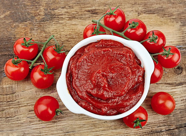 8. Theo các nhà nghiên cứu, cà chua có có hàm lượng cao chất chống oxy hóa lycopene, giúp bảo vệ AND khỏi các tổn thương ở ngực, nội mạc tử cung, dạ dày… Vì vậy, tăng cường bổ sung cà chua trong khẩu phần ăn là điều vô cùng tuyệt vời cho sức khỏe của phụ nữ và cả gia đình.