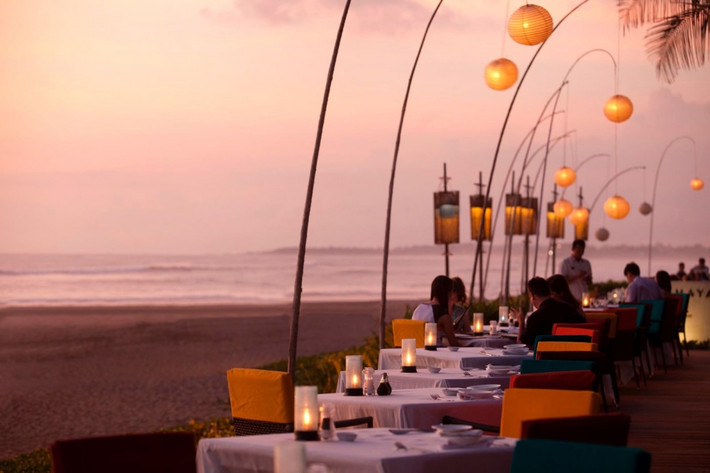 The Samaya Villas tại Bali, Indonesia Bali nổi tiếng với cảnh hoàng hôn tuyệt đẹp trên những bãi biển thơ mộng. Còn điều gì tuyệt vời hơn một bữa ăn tối trên bờ biển? Nhà hàng này cũng mang đến cho thực khách những món ăn tuyệt vời nhất thế giới.