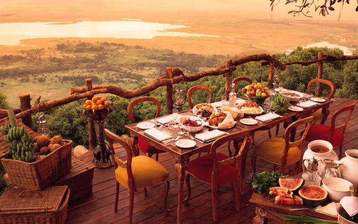 Ngorongoro Crater Lodge ở Ngorongoro, Tanzania Khách sạn và nhà hàng nằm ở một vị trí độc đáo trong khu bảo tồn thiên nhiên. Từ nơi đây nếu dùng ống nhòm, bạn sẽ có thể vừa thưởng thức bữa ăn vừa nhìn thấy các loài động vật trong khu bảo tồn.