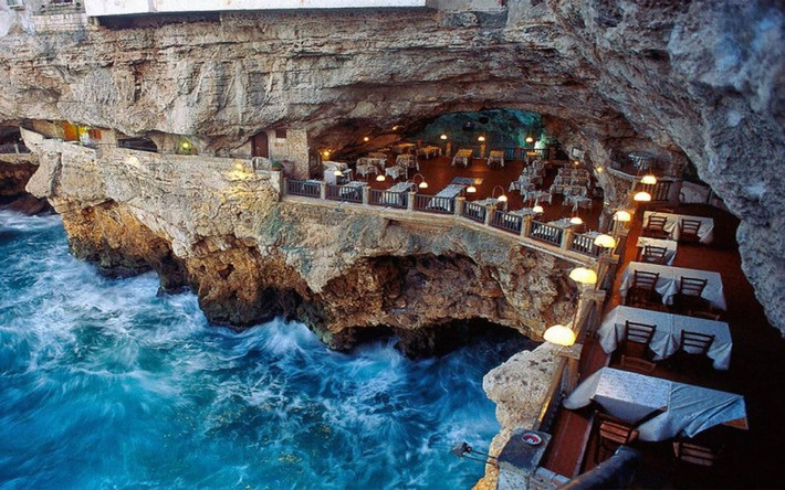 Grotta Palazzese ở Bari, Ý Bạn muốn dùng bữa trong một hang động tự nhiên? Nhà hàng phong cách Ý độc đáo hiện đang nằm trong một hang động tuyệt đẹp hình bán nguyệt với đường kính 30 mét nhờ vào nước biển.