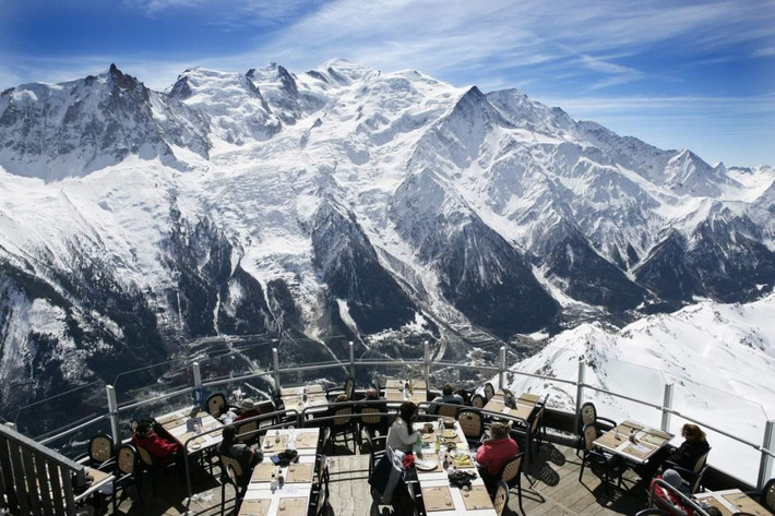Nhà hàng Le Panoramic tại Chamonix, Pháp Nhà hàng nằm trên một ngọn núi cao 3.000 mét so với mực nước biển tại dãy núi Alps thuộc Pháp. Từ bất kỳ vị trí nào của nhà hàng, bạn cũng có thể có một góc nhìn tuyệt đẹp hướng ra thiên nhiên hùng vĩ. Ở đây có các đầu bếp chuẩn bị những bữa ăn trưa truyền thống và thương hạng của nền văn hóa ẩm thực địa phương cho các du khách.