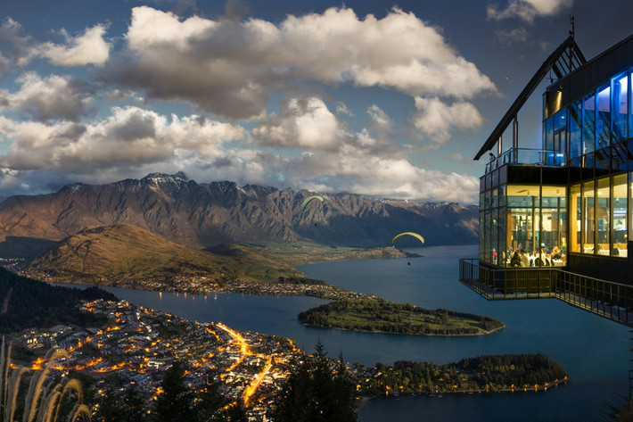 Nhà hàng Skyline ở Queenstown, New Zealand Queenstown là một trung tâm du lịch mạo hiểm thu hút hàng triệu người đến thăm, các môn thể thao như nhảy từ trên cao hay rất nhiều môn mạo hiểm khác luôn thu hút du khách. Tại một trong những điểm nhảy từ trên cao, một nhà hàng được thiết kết nằm lơ lững trên không trung mang đến cho bạn một khung cảnh tuyệt đẹp với bầu trởi đêm ngắm toàn thành phố.