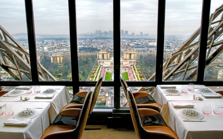 Le Jules Verne ở Paris, Pháp Một trong những nhà hàng nổi tiếng nhất ở Paris nằm trong tòa tháp Eiffel ở độ cao 124 mét. Ở đây bạn có thể có sự kết hợp giữa một chương trình văn hóa với một tour du lịch ẩm thực: Chiêm ngưỡng quang cảnh thành phố, thưởng thức âm nhạc và các món ăn phong cách hoàng gia Pháp.