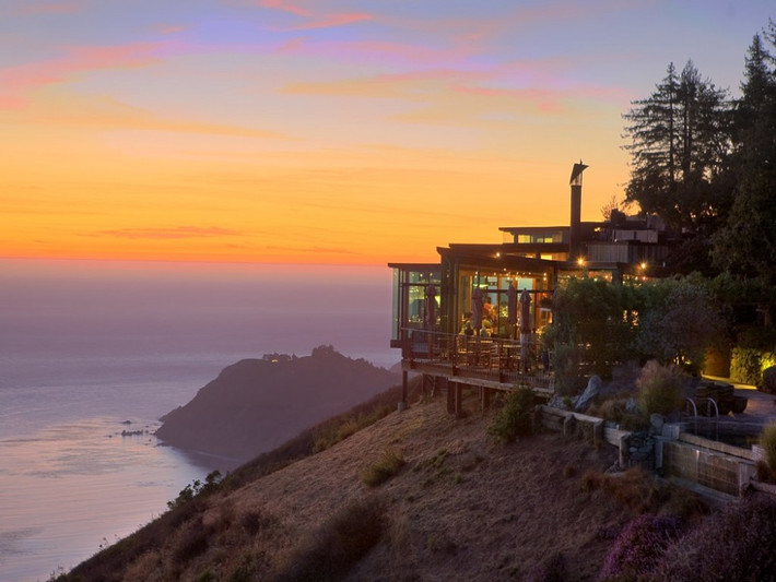 Nhà hàng Sierra Mar ở California Nhà hàng này được xây dựng trong một khu bảo tồn thiên nhiên khá gần với San Francisco. Ở đây, bạn có thể chiêm ngưỡng cảnh hoàng hôn tuyệt đẹp trên biển và thưởng thức các món ăn ngon tuyệt vời. Nếu bạn đến Califoria thì nhà hàng này là một nơi mà bạn nên ghé thăm.
