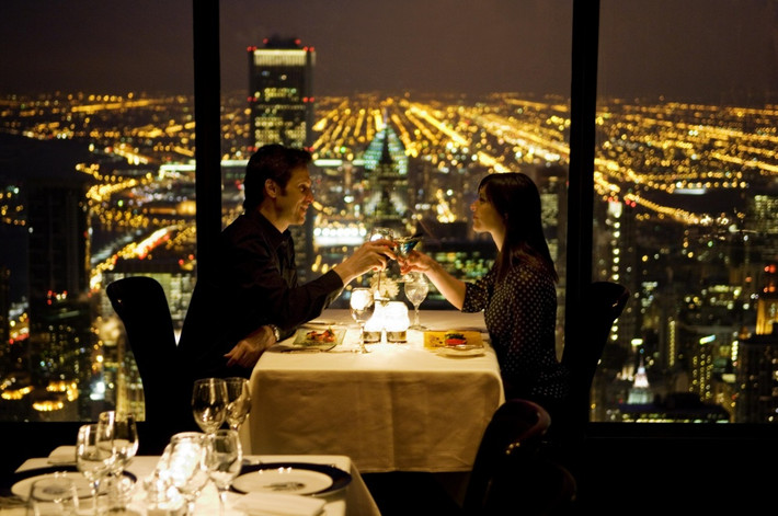 The Signature Room tại lầu 95 ở Chicago Nhìn thành phố Chicago vào buổi tối từ từ trên cao là một giấc mơ của bất kỳ du khách nào. Nhà hàng trên tầng 95 của Trung tâm John Hancock sẽ mang đến cho thực khác một góc nhìn tuyệt đẹp của thành phố và hồ Michigan.