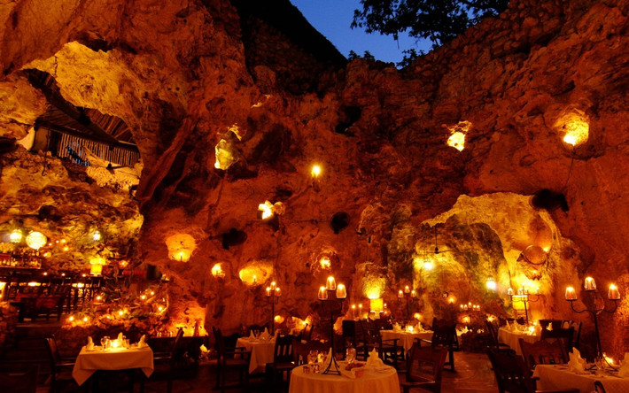 Nhà hàng Cave Ali Barbour tại Bãi biển Diani, Kenya Nếu bạn đến đất nước Kenya, một gợi ý cho bạn là hãy ghé thăm nhà hàng này. Nhà hàng được thiết kế trong một hang động với với mái vòm tự nhiên sẽ khiến bạn cảm thấy không gian ở đât rất thoải mái và ấm cúng. Nội thất của nhà hàng được thiết kế theo phong cách truyền thống của Châu Phi, ánh đèn và không gian cũng tạo nên một bầu không khí lãng mạn và huyền ảo. Quả đúng là một nơi hoàn hảo để ghé thăm.