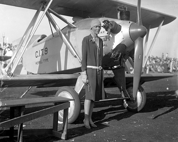 Amelia Earhart là phi công nữ đầu tiên một mình bay qua Thái Bình Dương năm 1928.