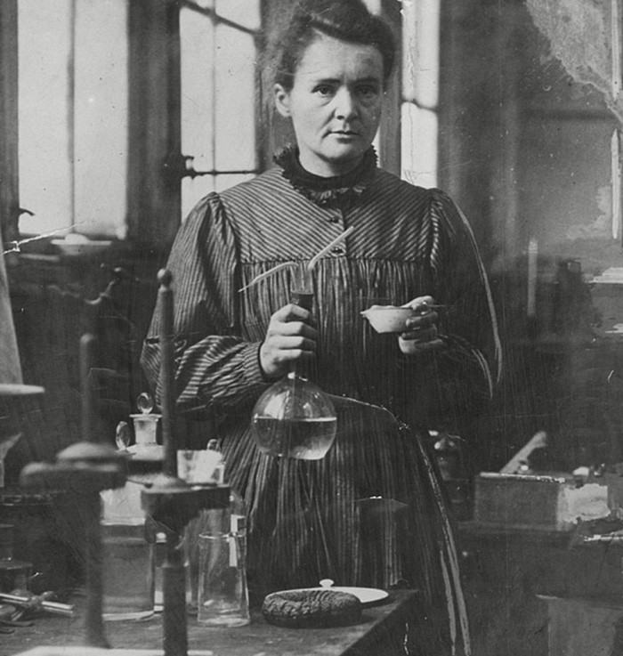 Marie Curie, nhà khoa học đã làm được điều mà chưa ai làm được: nhận hai giải Nobel trong hai lĩnh vực khác nhau, vật lý và hóa học. Bà cũng là giảng viên đại học nữ đầu tiên tại Đại học Paris (Sorbonne). Marie Curie mất do nhiễm xạ và thi thể của bà được mai táng tại điện Panthéon ở Paris vì những đóng góp to lớn cho nhân loại.