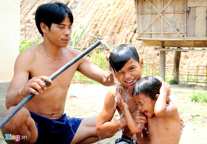 Bị sốt triền miên, ốm suốt cả tháng qua, anh Đinh Văn Kỳ (ngụ xã Sơn Dung) đành ở nhà chăm con ở khu tái định cư. Chị Đinh Thị Đanh (vợ anh Kỳ) bươn chải đi thu hoạch keo thuê, vất vả kiếm tiền xoay sở cho cuộc sống gia đình.