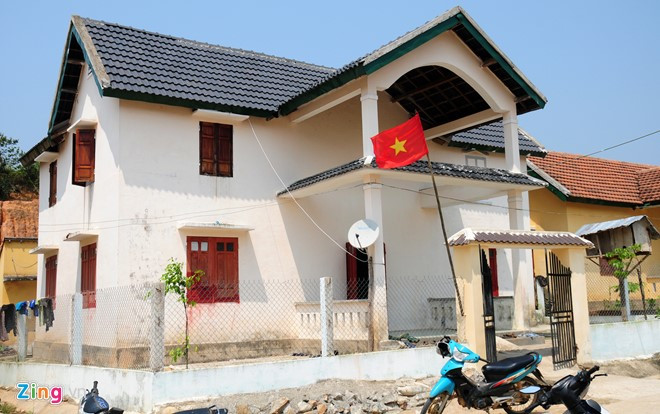 Đang sống trong cảnh nghèo khó, mỗi hộ dân nơi đây nhận khoản đền bù từ vài trăm triệu đến hàng tỷ đồng. "Nhà nước trích tiền đền bù hỗ trợ 330 triệu đồng, tôi thêm 220 triệu đồng xây nhà biệt thự ở vùng tái định cư. Vài chục triệu còn lại, gia đình tôi chi tiêu hết sạch rồi", anh Đinh Văn Đuôn (ngụ thôn Đăk Lang) thổ lộ.