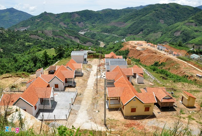 Ông Trần Đông Phong - Chủ tịch UBND xã Sơn Liên cho hay, 25 hộ dân nhường đất cho dự án thủy điện Đăkđrinh đến ở khu tái định cư tập trung xây nhà theo kiểu biệt thự. Mỗi căn nhà nơi đây trị giá từ 300 đến 650 triệu đồng.