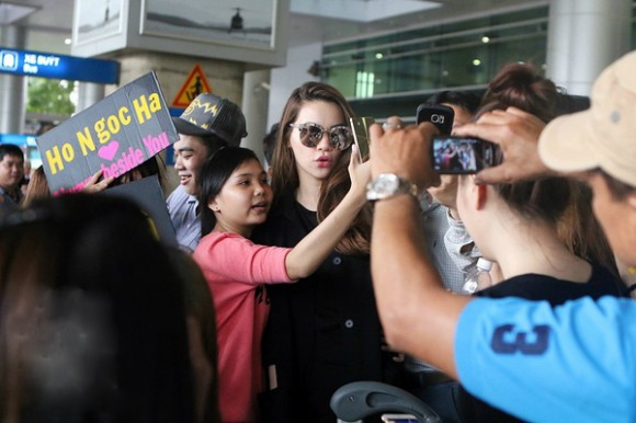 Cô vui vẻ chụp hình với các fan của mình.