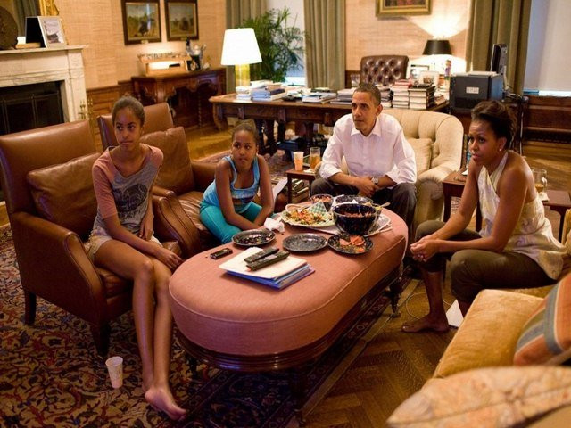 Phòng Thỏa thuận. Trong ảnh là gia đình Tổng thống đương nhiệm Obama cùng xem đội tuyển bóng đá nữ thi đấu trong Cúp thế giới tại Phòng Thỏa thuận.