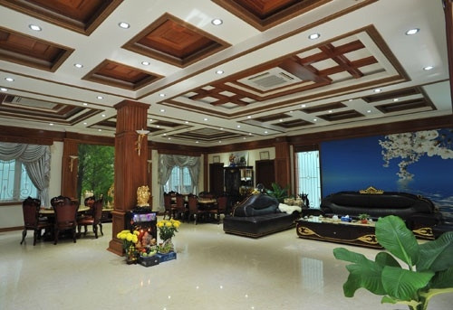 Phòng khách rộng rãi và vô cùng xa xỉ.