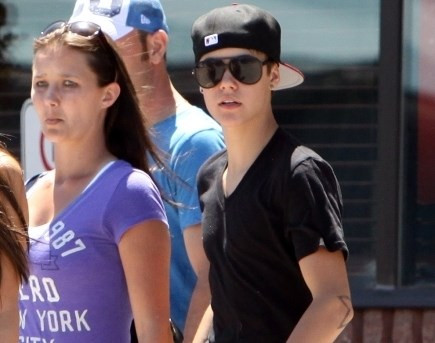 Rất lâu sau khi có hình xăm thứ hai của mình, anh đã có hình xăm thứ 3, hình xăm của Justin Bieber lần này là hình một ngôi sao, giống hệt với hình xăm cha của Justin Bieber, Jeremy Bieber.