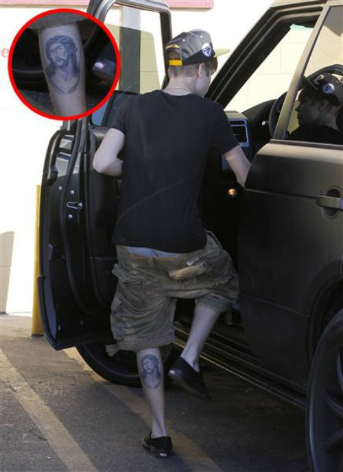 Tháng 1/2012, hình xăm tiếp theo của Justin Bieber là hình ảnh của Chúa Giêsu xăm vào chân trái. Hình xăm này khẳng định niềm tin vào tín ngưỡng của Justin Bieber và cho thấy một ảnh hưởng rất lớn từ cha của ông cũng có một số hình xăm tôn giáo của riêng mình.