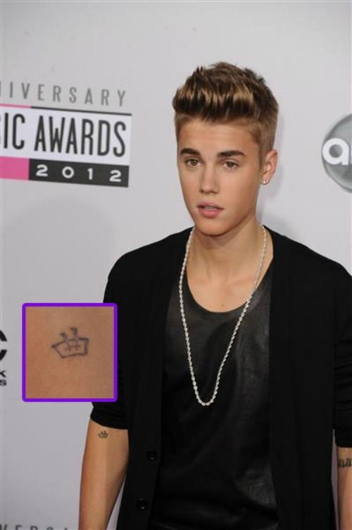 Ngày 4/7/2012, Bieber sở hữu thêm hình xăm nhỏ xinh xắn ở cánh tay phải, đó là biểu tượng âm nhạc theo ký tự cổ Kanji của Nhật Bản.