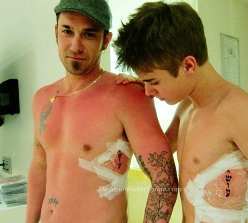 Justin và cha mình, ông Jeremy Bieber đều có hình xăm chữ “Jesus” ở cùng một vị trí. Hai cha con Justin thực hiện hình xăm này trong một lần tới Israel năm 2011. “Tôi và cha có mối quan hệ rất tuyệt vời. Ông ấy rất thoải mái”, Justin chia sẻ.