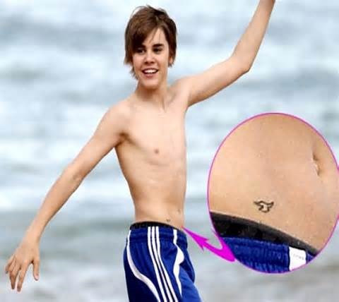 Hình xăm đầu tiên của Justin Bieber là một con chim biển rất nhỏ ở eo trái. Nam ca sĩ đã xăm hình này vào ngày 1/3/2010, nhân dịp sinh nhật lần thứ 16. Chim biển tượng trưng cho ước vọng bay cao, bay xa và tất cả đàn ông trong dòng tộc Bieber đều có hình xăm này.