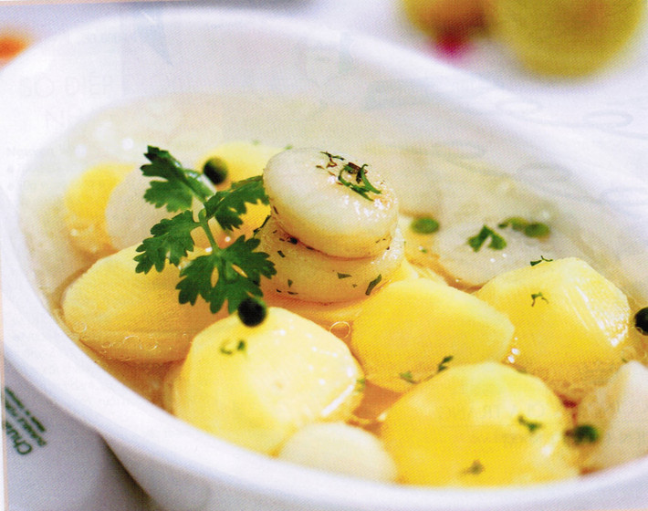 Khoai tây. Mặc dù được coi là thực phẩm bổ dưỡng nhưng khoai tây nếu để qua đêm cũng sẽ mất dần giá trị dinh dưỡng. Bên cạnh đó, nó cũng là thực phẩm không nên hâm nóng lại vì chúng sẽ khiến bạn phải đối mặt với vấn đề tiêu hóa.