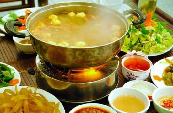 Để có thể đáp ứng được nhu cầu của thực khách và kiếm được nhiều lợi nhuận hơn từ những nồi lẩu có giá bình dân, các quán ăn, nhà hàng thường sử dụng gia vị và hóa chất làm tăng hương vị cho nước lẩu.