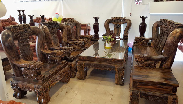 Ông Ngọc Châu, chủ doanh nghiệp chế biến gỗ cho hay, thời gian để hoàn thành bộ bàn ghế độc này lên tới 2 năm. Trong suốt khoảng thời gian đó, 20 thợ lành nghề làm việc liên tục, dưới sự giám sát chặt chẽ để đảm bảo tác phẩm đạt tới độ tinh xảo. Tám khối gỗ mun sọc tự nhiên 100% đã được tuyển chọn để tạo ra bộ bàn ghế gồm 10 món.