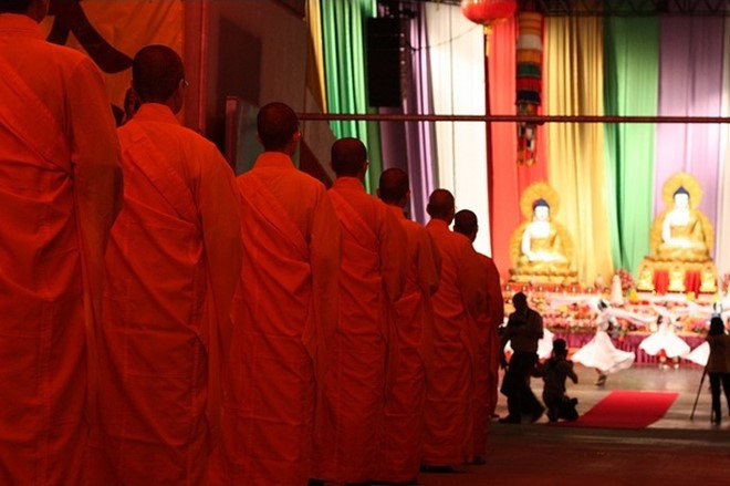 Brisbane, Australia: Ở Brisbane, lễ Phật đản (Vesak) kéo dài một tuần, với các bữa tiệc, hoạt động, trình diễn âm nhạc và múa hát. Sự kiện này thu hút hàng nghìn du khách mỗi năm. Phật đản (Vesak) là ngày lễ mừng sự ra đời của Thái tử Siddhartha Guatama (Tất Đạt Đa) - Đức Phật Thích Ca Mâu Ni. Ngày này nơi vào kỳ trăng tròn đầu tiên của tháng 4 hoặc tháng 5 theo các loại lịch khác nhau, do đó ngày chính xác phụ thuộc vào loại lịch được sử dụng.
