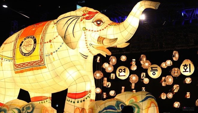 Seoul, Hàn Quốc: Hàn Quốc là một trong những quốc gia tổ chức lễ Phật đản long trọng nhất thế giới. Vào ban ngày, đèn lồng giấy đủ màu sắc được treo khắp các con phố của Seoul. Ban đêm, lễ hội đèn lồng hoa sen khiến cả bầu trời bừng sáng.