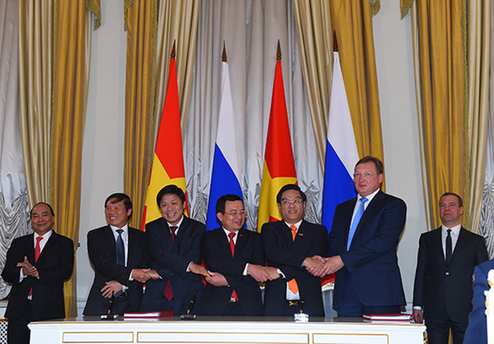 Thủ tướng Nguyễn Xuân Phúc và Thủ tướng Dmitry Medvedev chứng kiến lễ ký kết hợp đồng chia sản phẩm dầu khí giữa Tập đoàn Dầu khí Quốc gia Việt Nam và Tổ hợp nhà thầu VSP PVEP Bitexco Sovico.